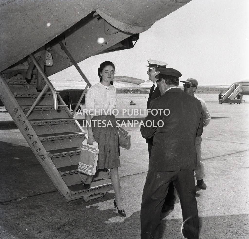 Gigliola Cinquetti scende dall'aereo a Milano Linate<br>722906/3