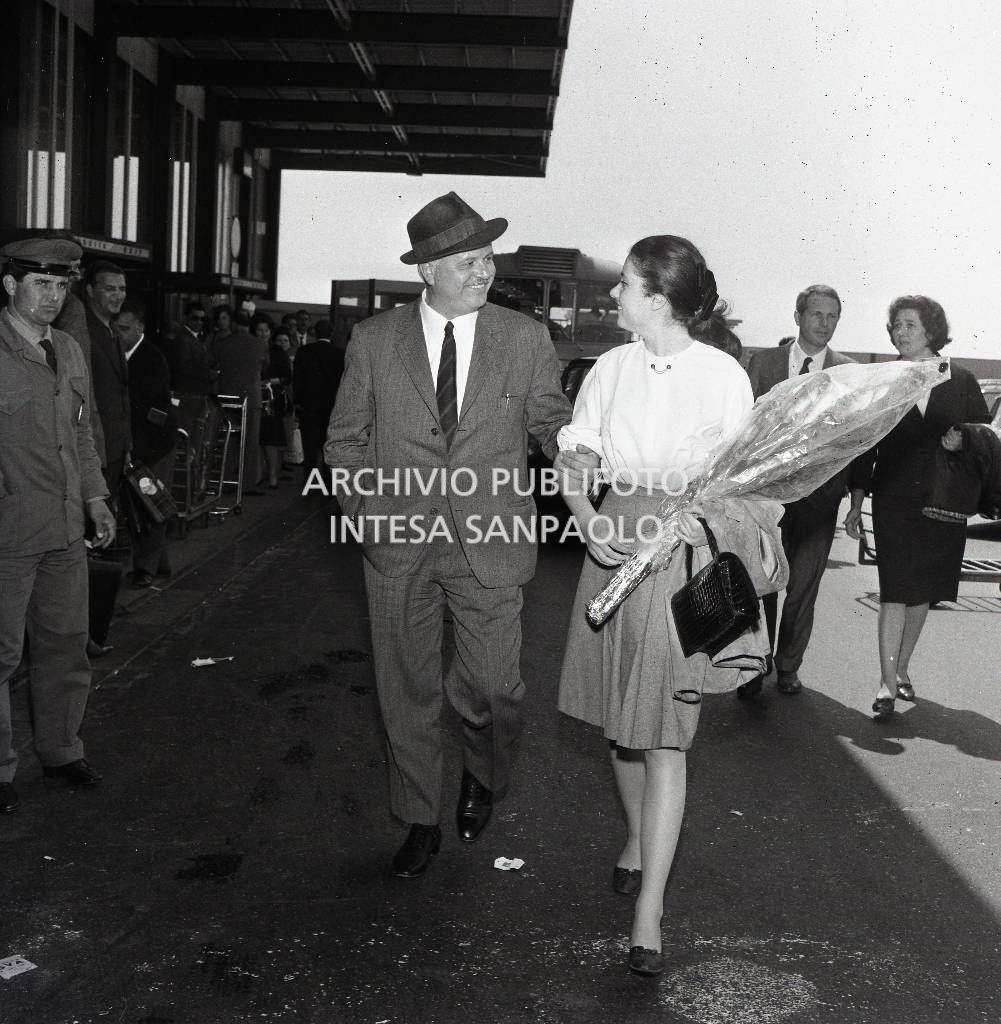Gigliola Cinquetti con un mazzo di fiori al suo arrivo all'aeroporto di Milano Linate<br>722906/4