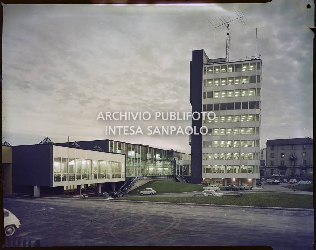 Esterno della sede del quotidiano "Il Giorno" in via Fava, quartiere Maggiolina, di Milano al tramonto
