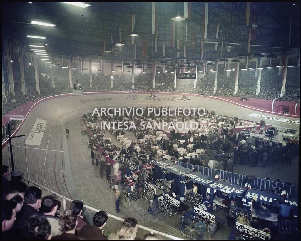 Interno del Palazzo dello Sport di piazza VI febbraio in occasione della Sei giorni di Milano