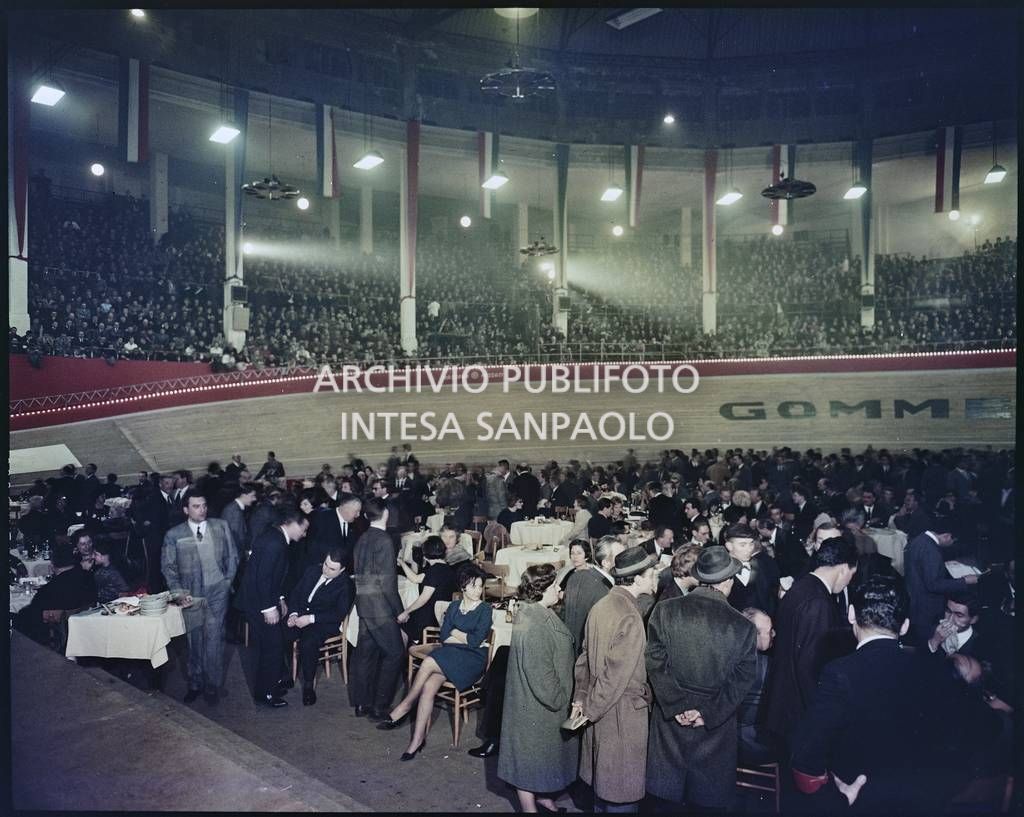 Interno del Palazzo dello Sport di piazza VI febbraio in occasione della Sei giorni di Milano