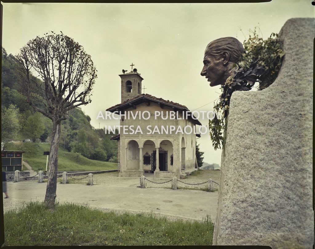 Busto bronzeo di Fausto Coppi presso il santuario della Madonna del Ghisallo a Mareggio