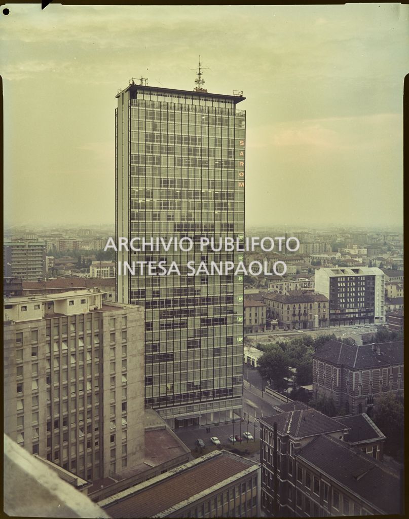 Grattacielo Torre Galfa di Milano visto dal tetto di un palazzo in via Generale Gustavo Fava