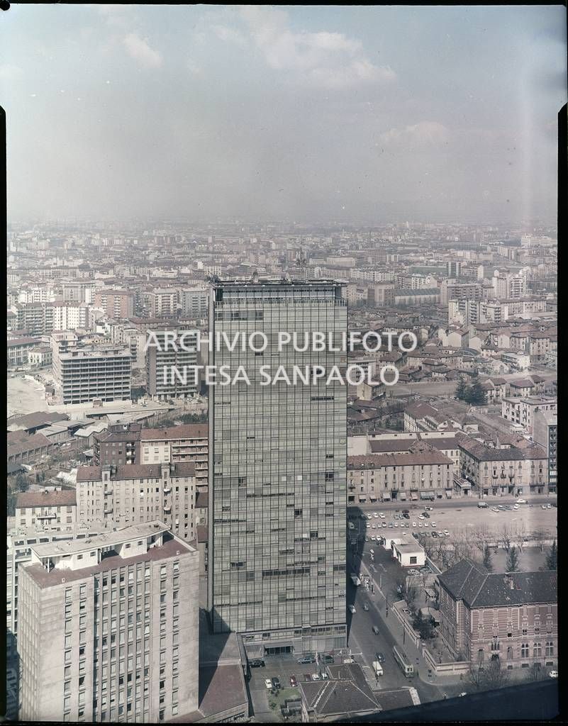 Ripresa della città di Milano con in primo piano il grattacielo Torre Galfa