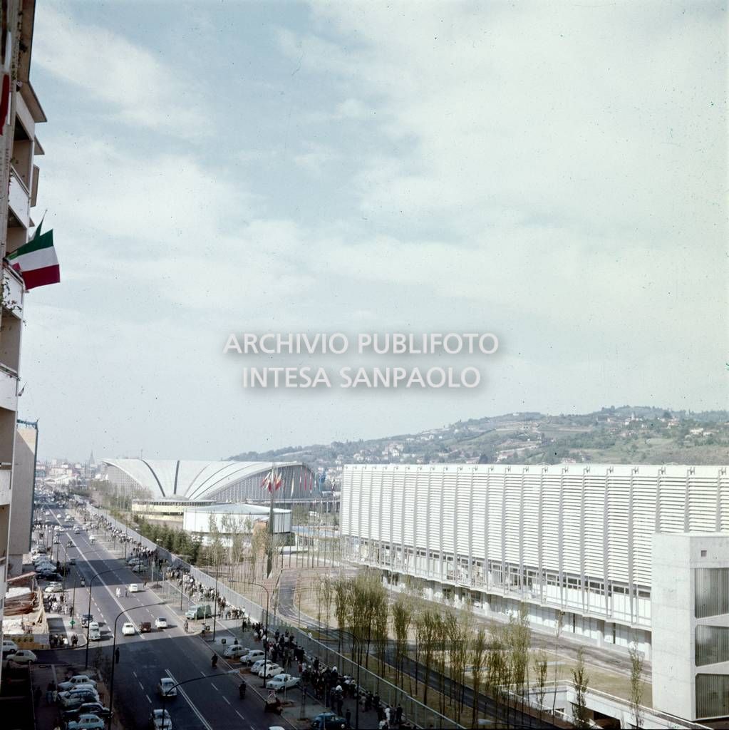 Veduta di via Ventimiglia gremita di gente in occasione dell'Esposizione Internazionale del Lavoro organizzata per celebrare il centenario dell'Unità d'Italia che si tenne a Torino dal 1 maggio al 31 ottobre 1961