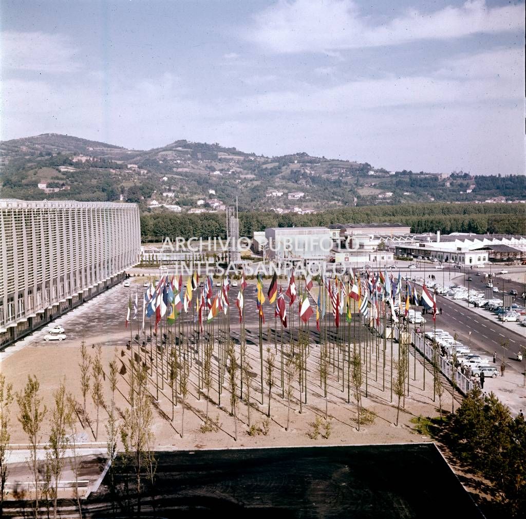 Esterno del Palazzo del Lavoro, progettato da Pier Luigi Nervi con la collaborazione dell'architetto Gio Ponti e di Gino Covre, per l'Esposizione Internazionale del Lavoro che si tenne a Torino dal  1 maggio al 31 ottobre 1961