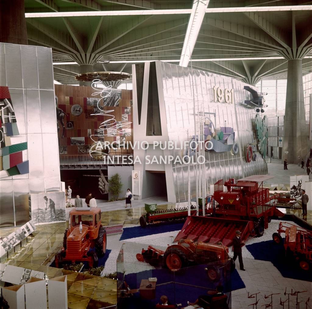 Allestimento degli interni del Palazzo del Lavoro, progettato da Pier Luigi Nervi con la collaborazione dell'architetto Gio Ponti e di Gino Covre, per l'Esposizione Internazionale del Lavoro