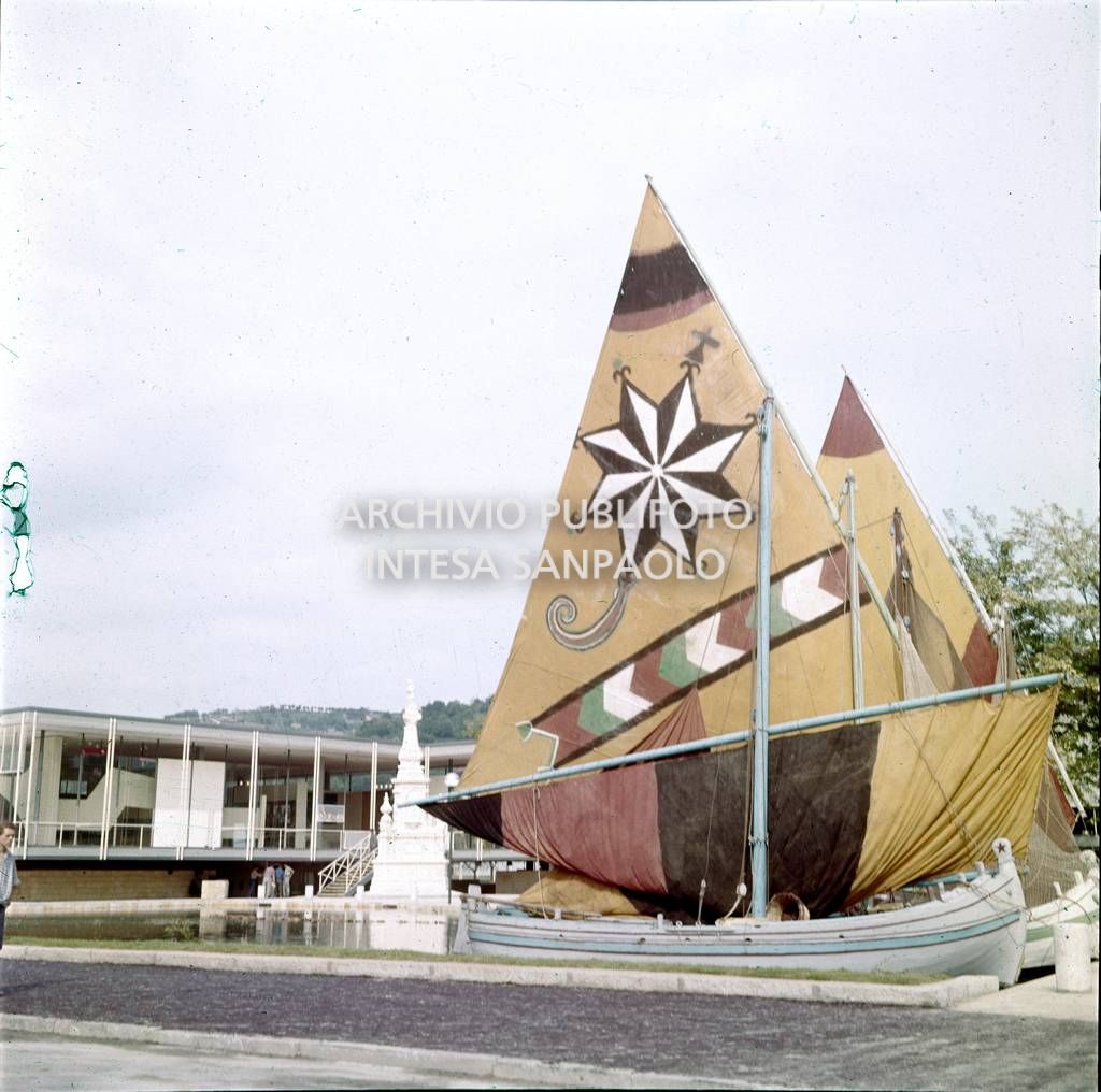Esterno del padiglione della Mostra delle Regioni con l'esposizione di una nave, in occasione dell'Esposizione Internazionale del Lavoro che si tenne a Torino dal 1 maggio al 31 ottobre 1961