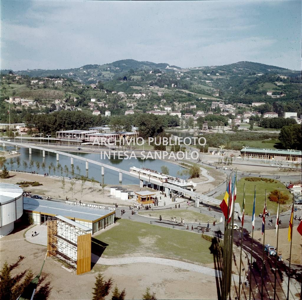 Ripresa dall'alto del lago con la monorotaia sopraelevata in occasione dell'Esposizione Internazionale del Lavoro che si tenne a Torino dal 1 maggio al 31 ottobre 1961