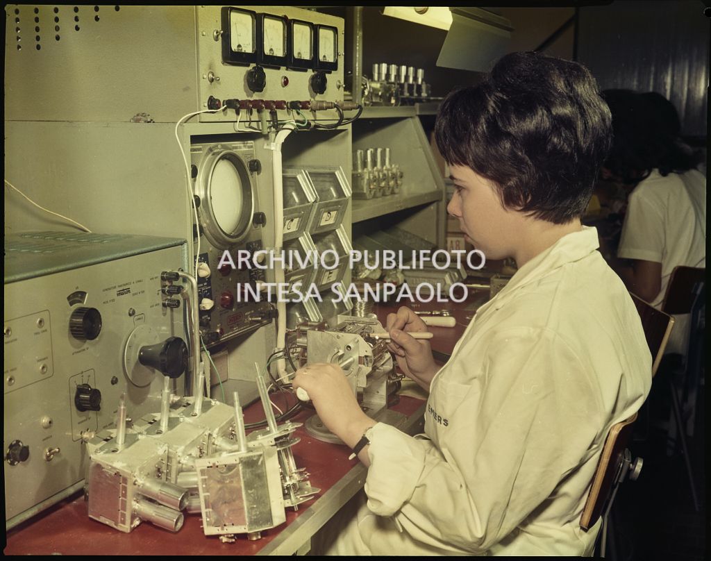 Donna al lavoro sui componenti di un televisore nello stabilimento della Emerson di Firenze