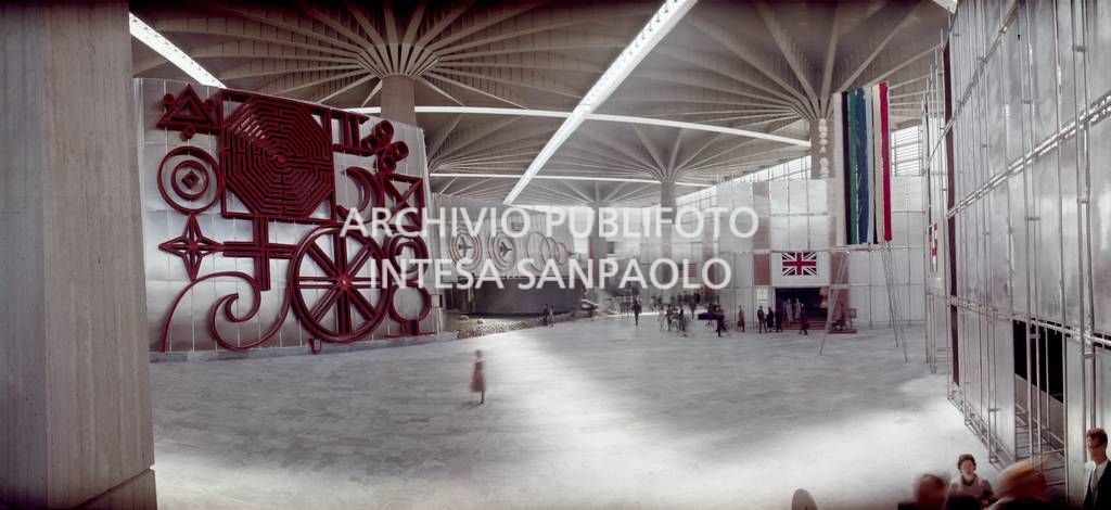 Allestimento degli interni del Palazzo del Lavoro, progettato da Pier Luigi Nervi con la collaborazione dell'architetto Gio Ponti e di Gino Covre, per l'Esposizione Internazionale del Lavoro che si tenne a Torino dal 1
					maggio al 31 ottobre 1961