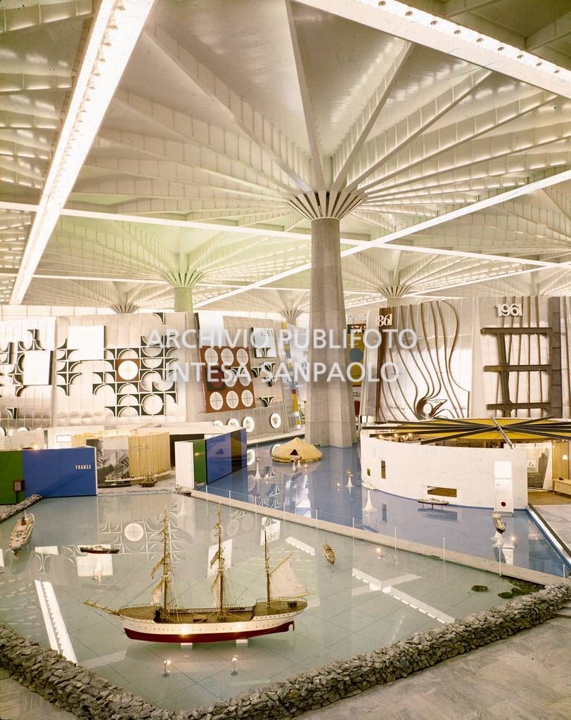 Allestimento degli interni del Palazzo del Lavoro, progettato da Pier Luigi Nervi con la collaborazione dell'architetto Gio Ponti e di Gino Covre, per l'Esposizione Internazionale del Lavoro