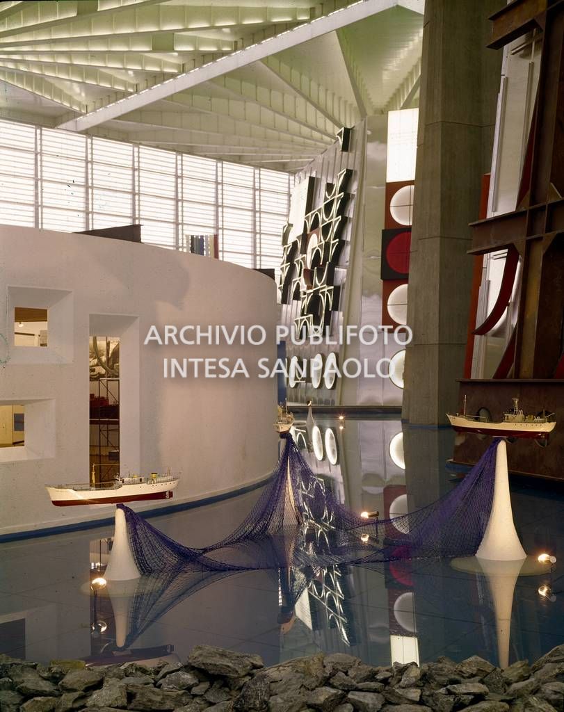 Allestimento degli interni del Palazzo del Lavoro, progettato da Pier Luigi Nervi con la collaborazione dell'architetto Gio Ponti e di Gino Covre, per l'Esposizione Internazionale del Lavoro