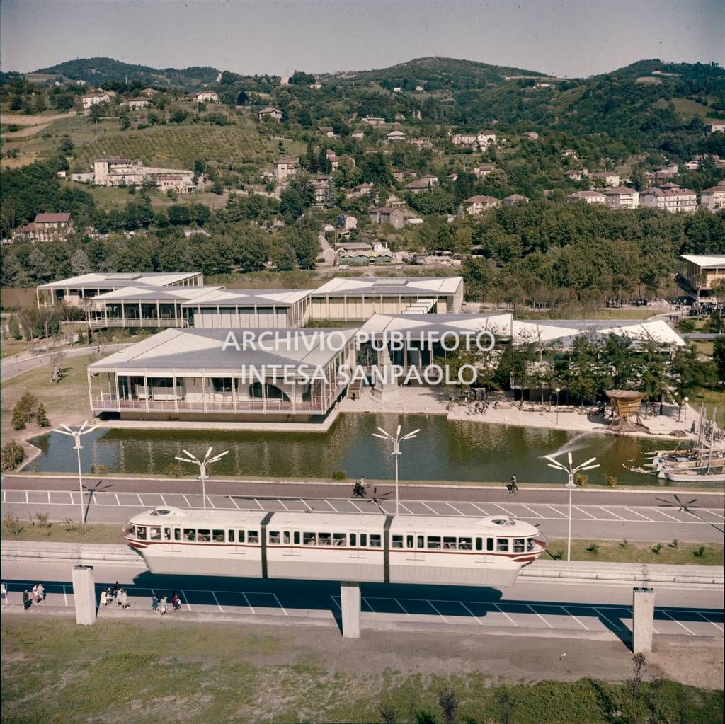 Esterno del padiglione della Mostra delle Regioni, in occasione dell'Esposizione Internazionale del Lavoro che si tenne a Torino dal 1 maggio al 31 ottobre 1961