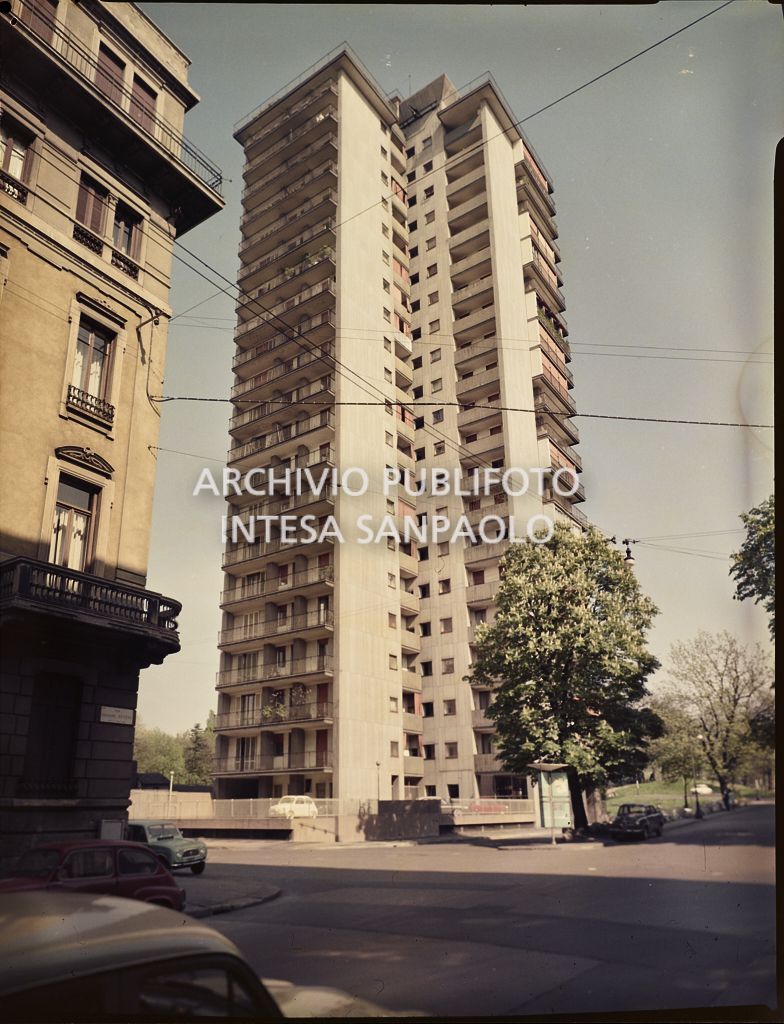 Palazzo residenziale "Torre al Parco"  in via Revere 2 a Milano