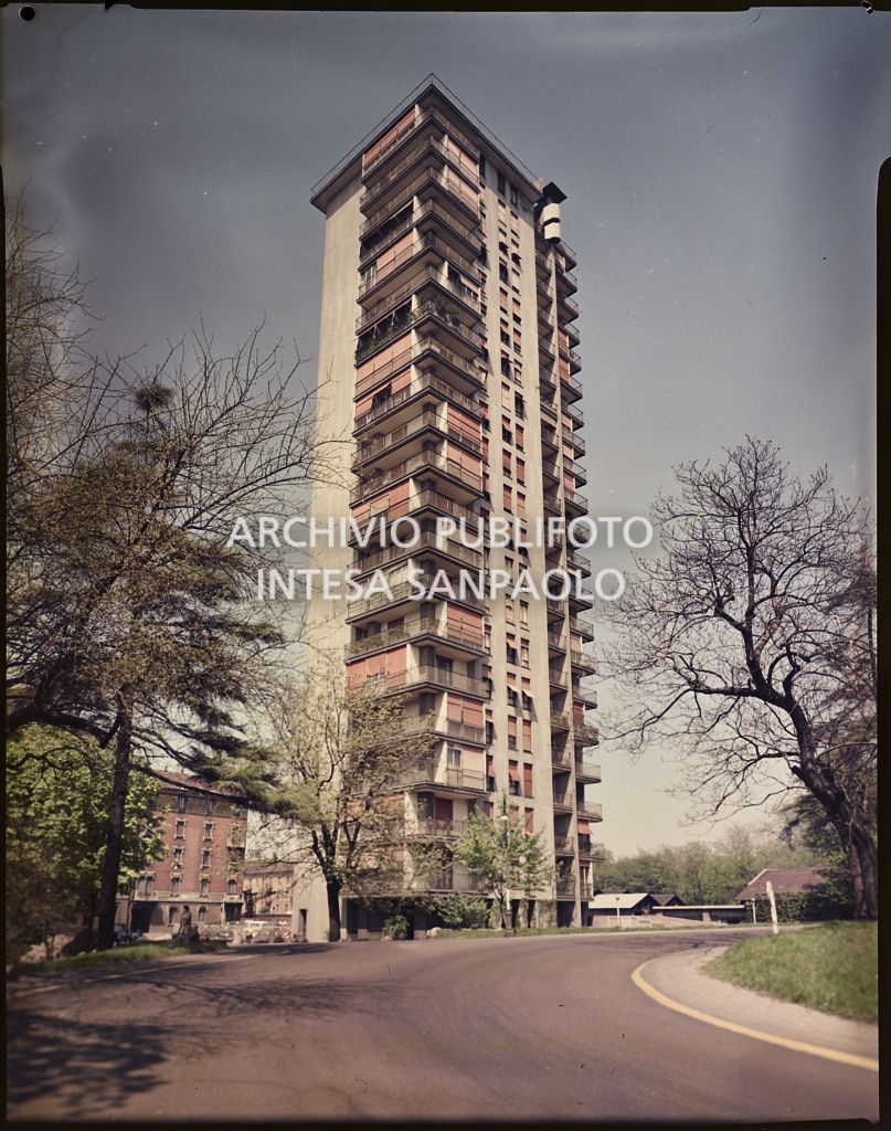 Palazzo residenziale "Torre al Parco"  in via Revere 2 a Milano