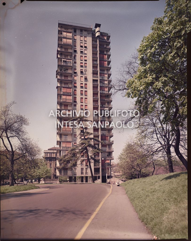 Palazzo residenziale "Torre al Parco"  in via Revere 2 a Milano