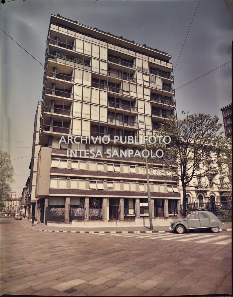Edificio residenziale progettato da Vito Latis in piazza della Repubblica all'angolo con viale Monte Santo a Milano