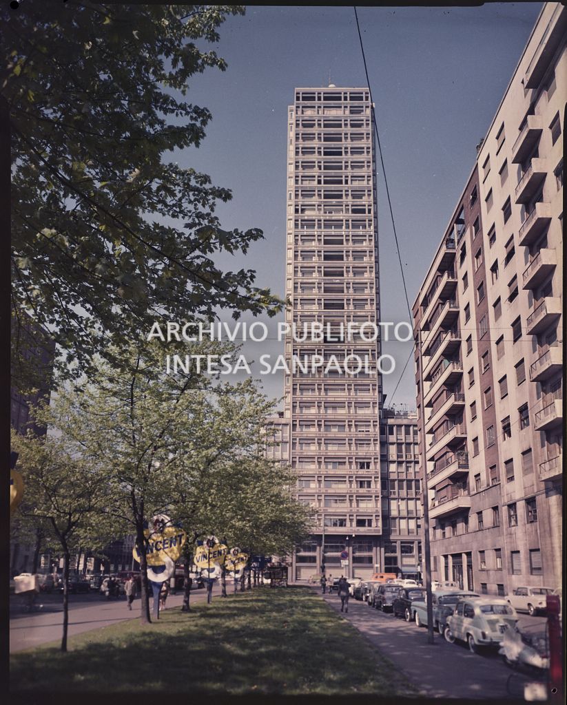 Torre Breda ripresa da piazza della Repubblica a Milano