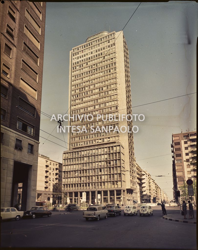 Torre Breda in piazza della Repubblica a Milano ripresa da viale Ferdinando di Savoia