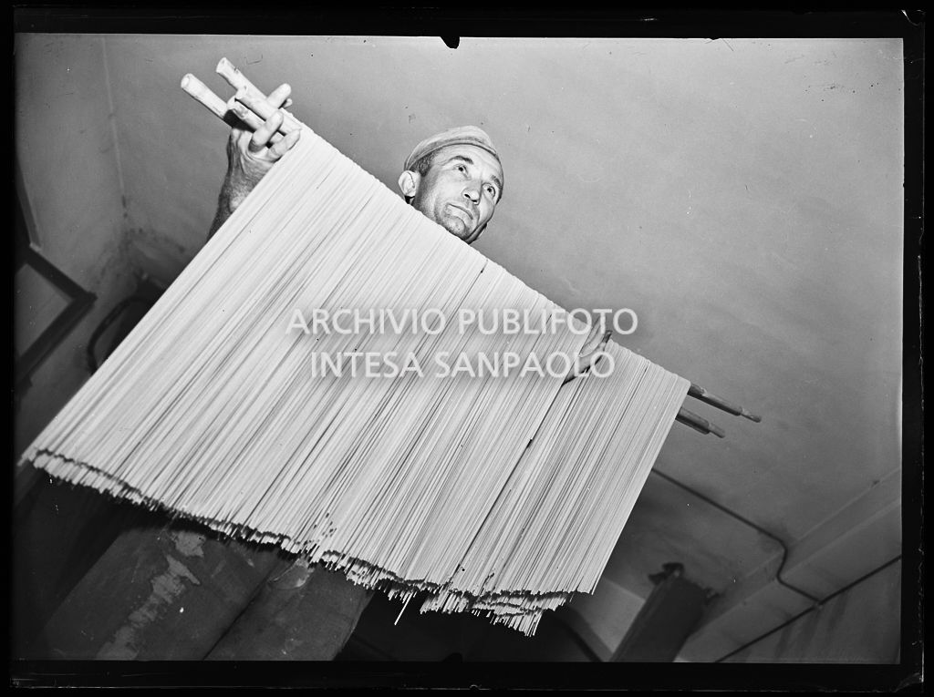 Spaghetti. Vecchie foto di Gragnano, patria degli spaghetti e lavorazione degli spaghetti nel moderno pastificio Pinto di Milano e nel pastificio Garofalo di Gragnano