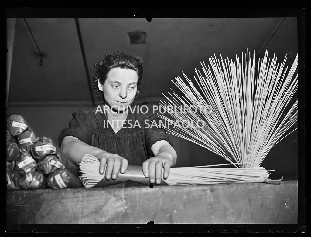 Spaghetti. Vecchie foto di Gragnano, patria degli spaghetti e lavorazione degli spaghetti nel moderno pastificio Pinto di Milano e nel pastificio Garofalo di Gragnano