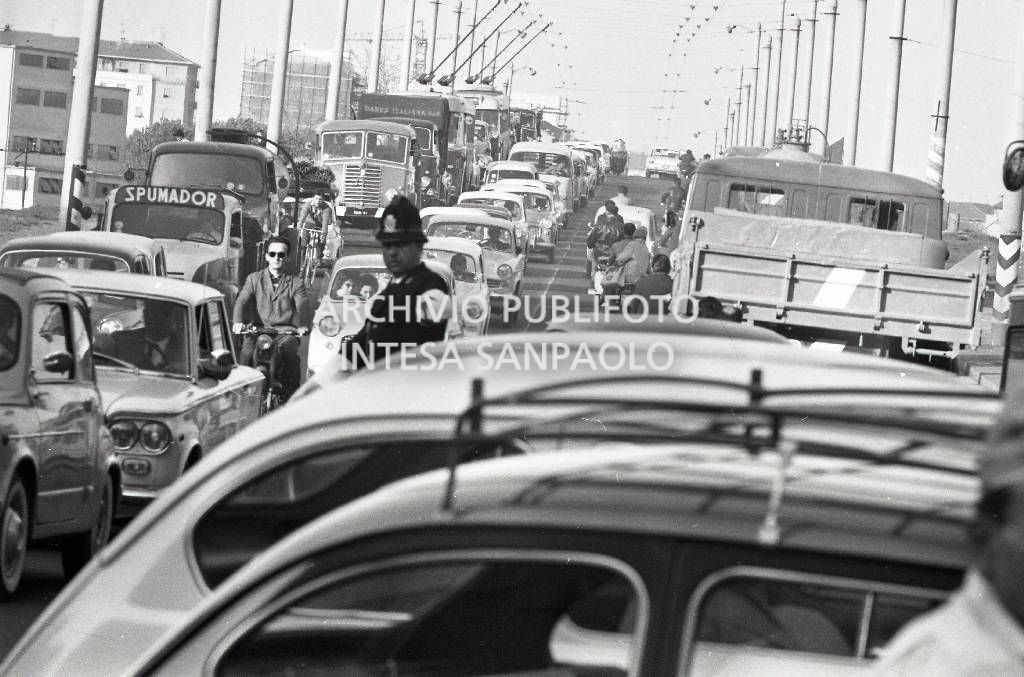 Un vigile dirige il traffico, sul cavalcavia Bacula, noto anche come "ponte della Ghisolfa", a Milano