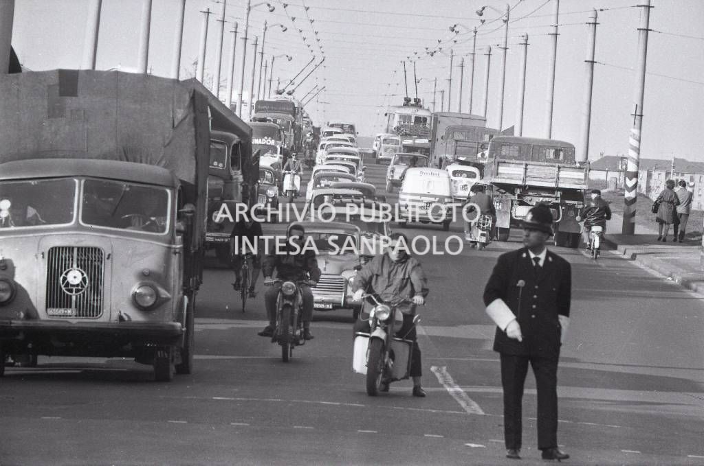 Un vigile nel traffico, sul cavalcavia Bacula, noto anche come "ponte della Ghisolfa", a Milano
