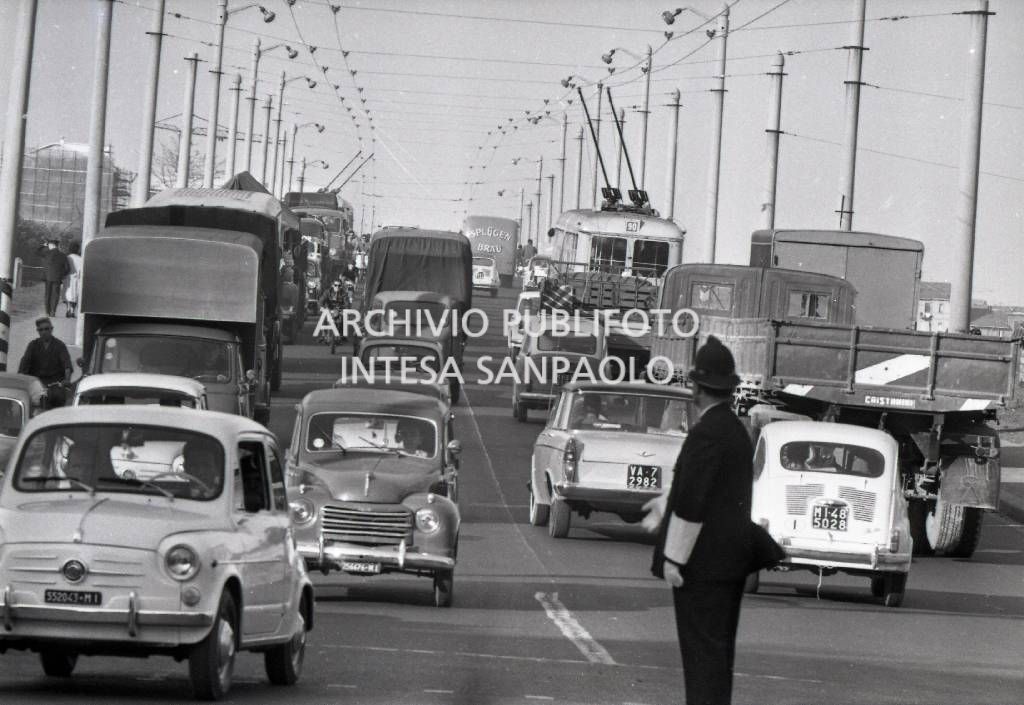 Un vigile dirige il traffico, sul cavalcavia Bacula, noto anche come "ponte della Ghisolfa", a Milano