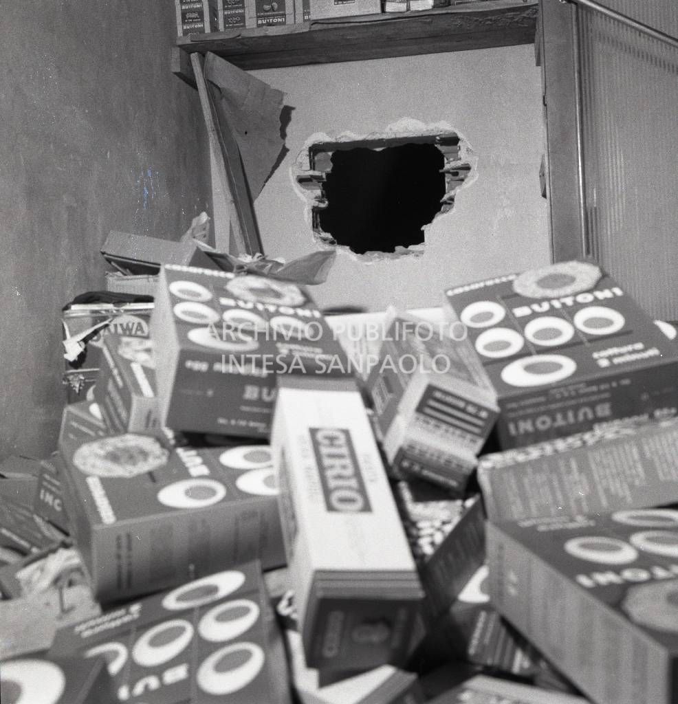 Il buco nel muro della panetteria, adiacente alla gioielleria, dal quale i rapinatori sono entrati nel negozio per poi introdursi nell'oreficeria; in primo piano varie scatole di prodotti alimentari messi a soqquadro<br>709121/2