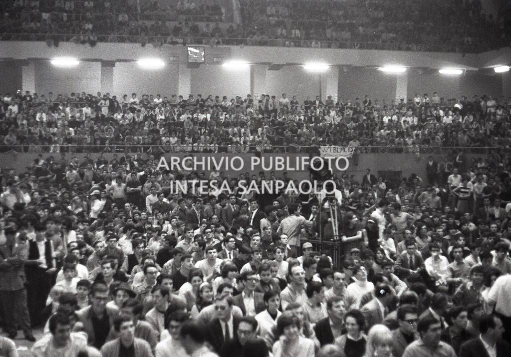 Pubblico alla I rassegna di musica Beat al Palazzetto Lido Sport<br>726219/51