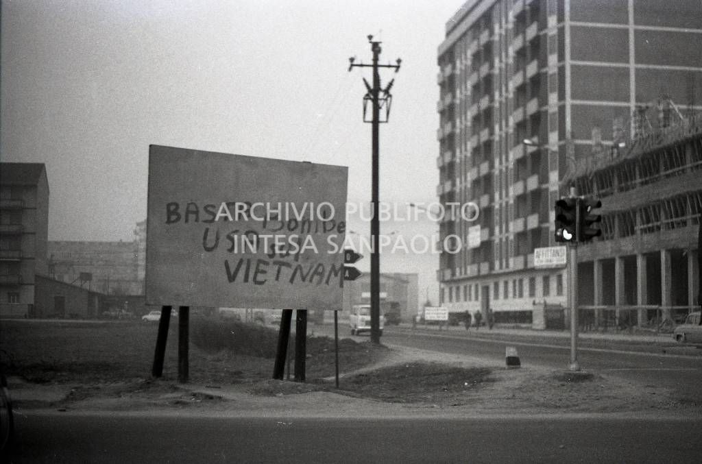 Scritta, su un cartellone, contro la guerra del Vietnam : "Basta bombe USA sul Vietnam"<br>727740/10