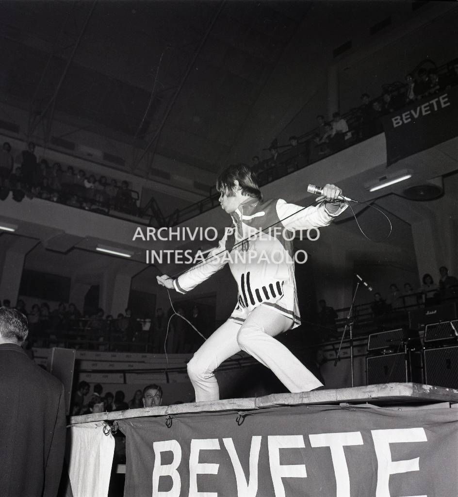 Thane Russal si esibisce al Beat Piper Show presso il Palalido di Milano