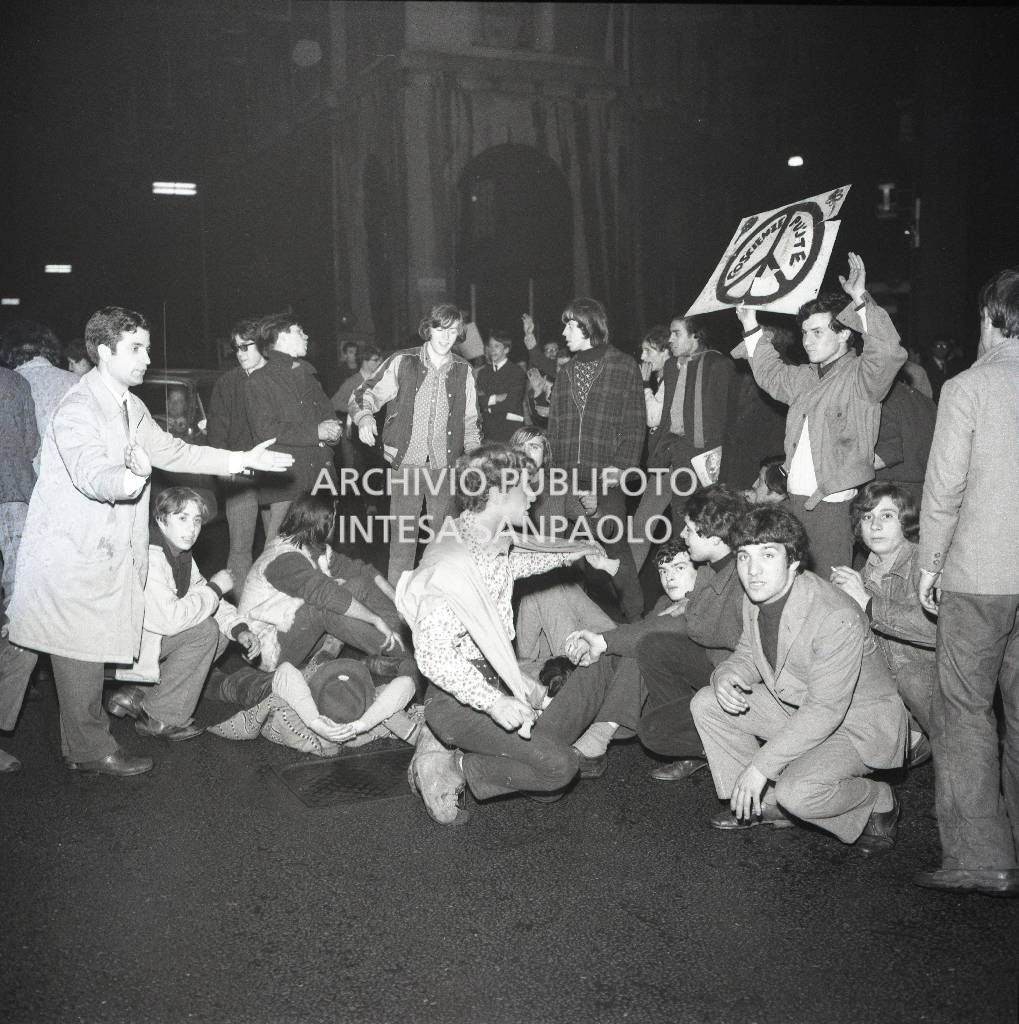 Dimostranti in corso Matteotti a Milano durante una manifestazione