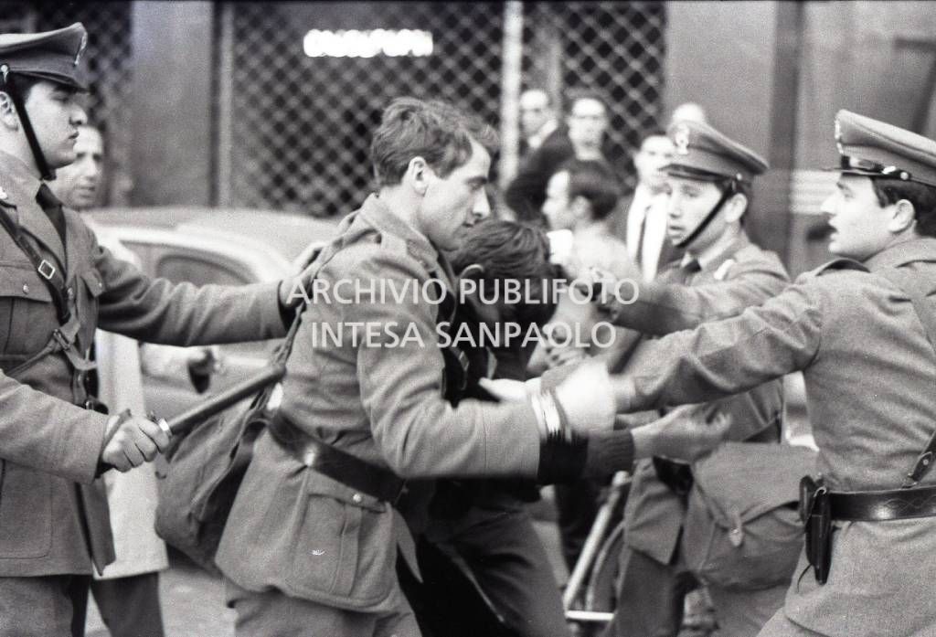 Un manifestante fermato dalle forze dell'ordine<br>728362/4