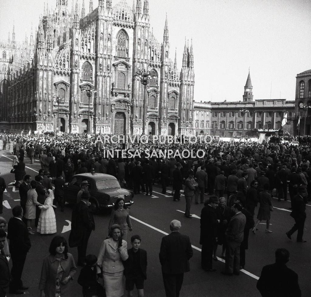 Manifestanti in piazza Duomo a Milano<br>728362/15