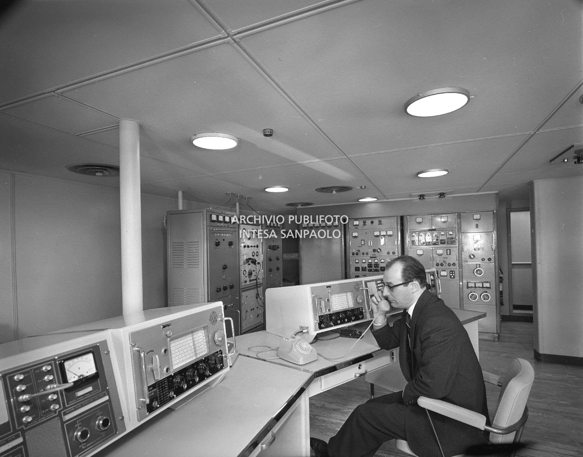 Dipendente della nave al telefono<br>2309/212