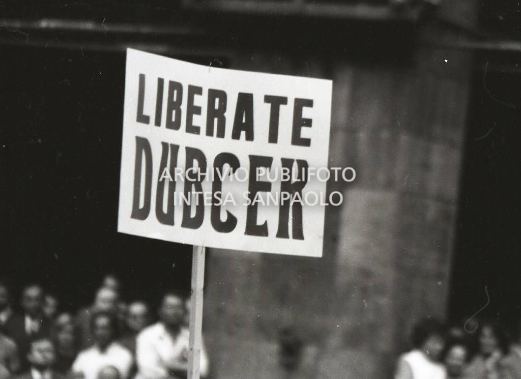 Cartello con la scritta: "Liberate Dubcek" esibito durante la manifestazione in solidarietà della Cecoslovacchia occupata in piazza Mercanti a Milano