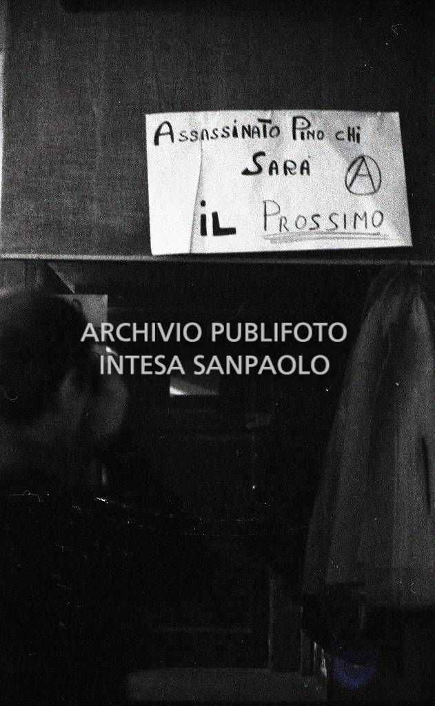 Un cartello affisso nel circolo anarchico Ponte della Ghisolfa con la scritta: "Assassinato Pino chi sarà il prossimo" e a fianco il simbolo dell'Anarchia<br>731758/2