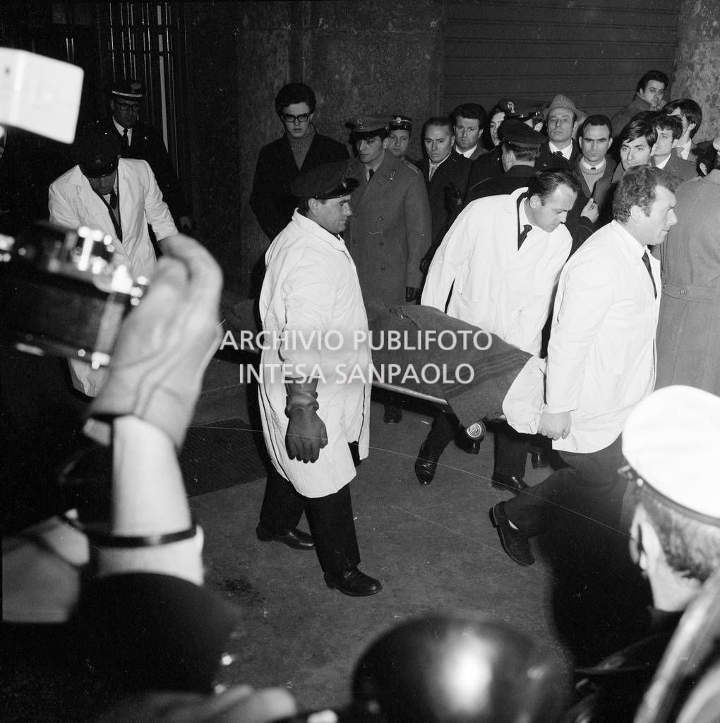 Trasporto della salma di una vittima della strage di piazza Fontana alla Banca Nazionale dell'Agricoltura