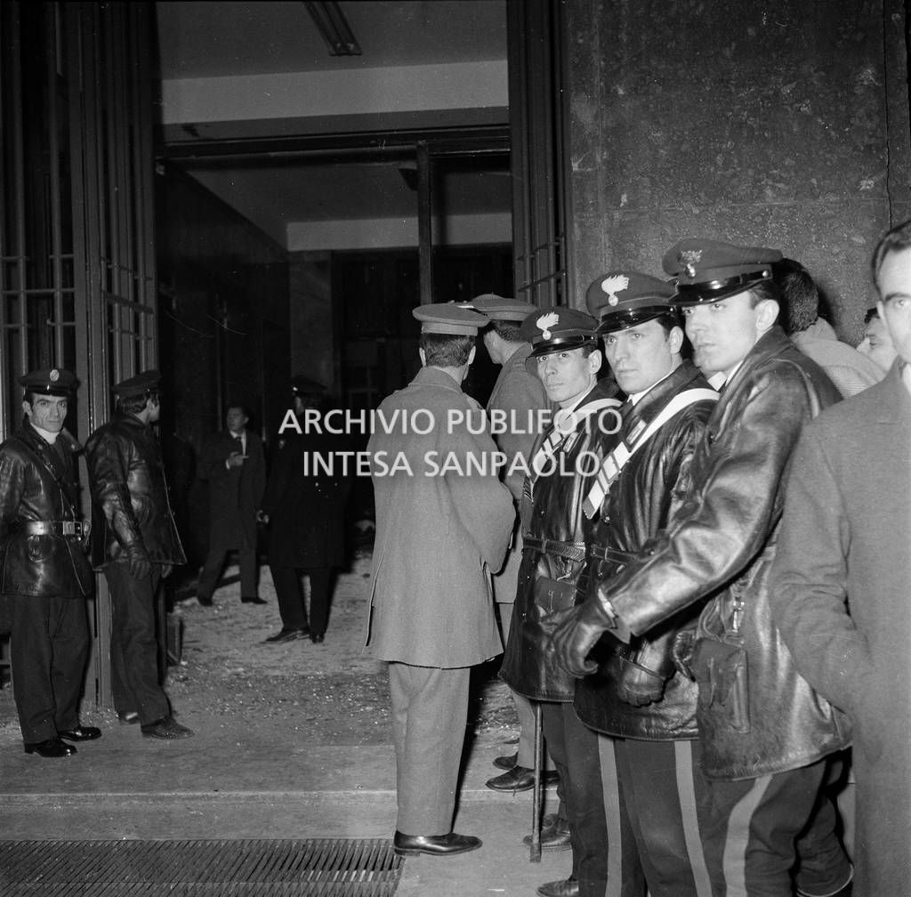 Forze dell'ordine davanti all'ingresso della Banca Nazionale dell'Agricoltura, in piazza Fontana a Milano, il giorno della strage