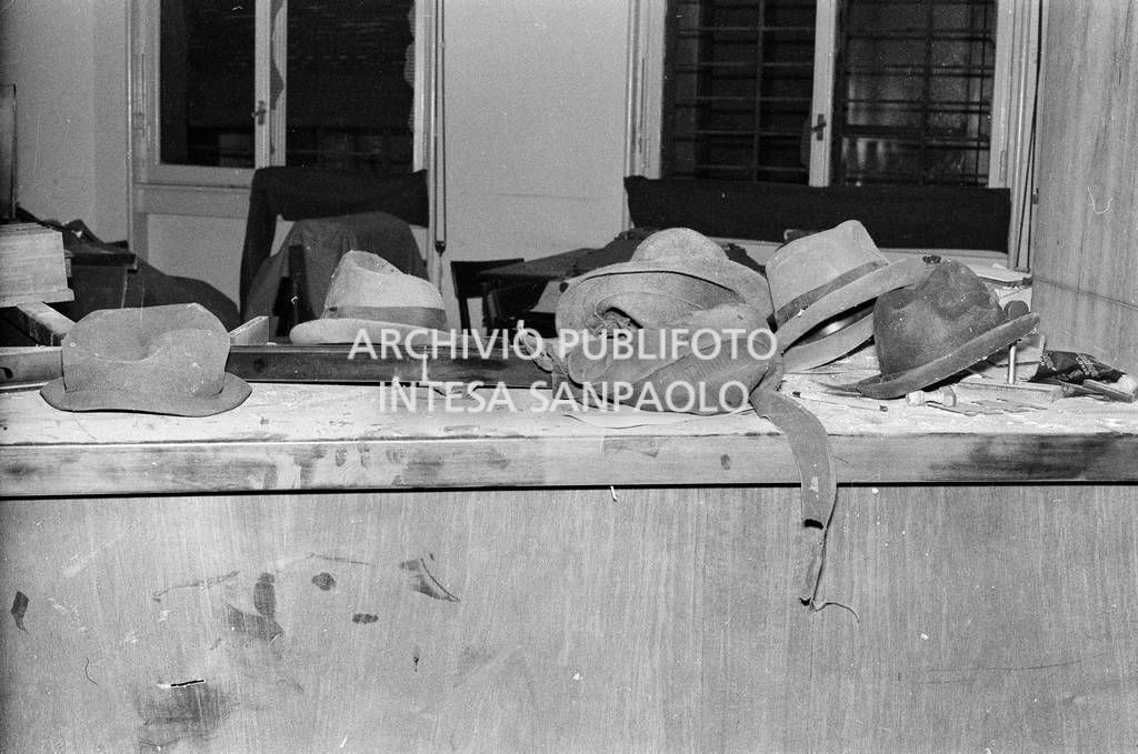 Cappelli di alcune vittime della strage di piazza Fontana alla Banca Nazionale dell'Agricoltura, a Milano, allineati su un bancone