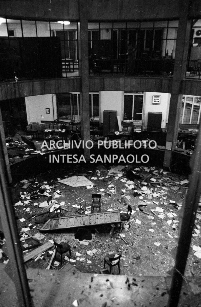 Ripresa dall'alto del salone centrale della Banca Nazionale dell'Agricoltura, in piazza Fontana a Milano, con la voragine provocata dalla bomba