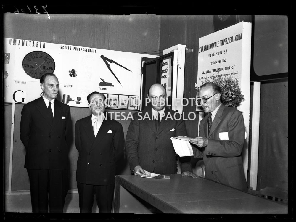 Il prefetto di Milano Tommaso Pavone (secondo da destra) durante l'inaugurazione della Mostra Provinciale Istruzione Tecnica all'ex Palazzo Reale<br>73166