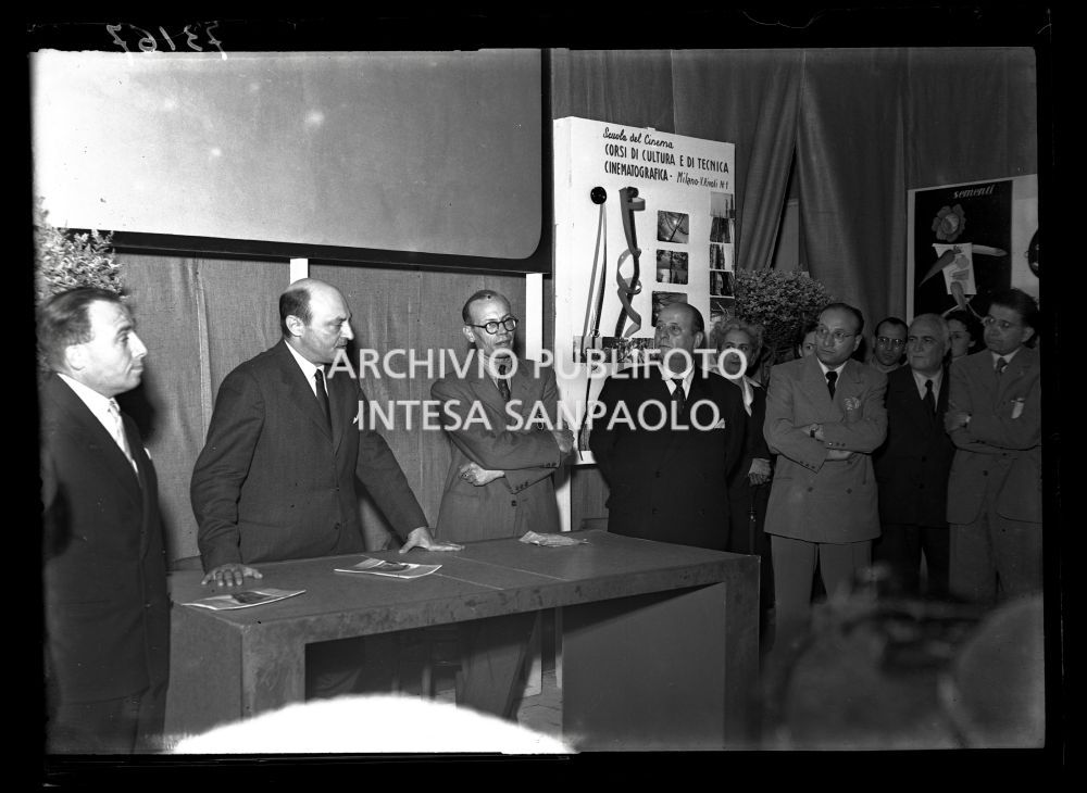 Il prefetto di Milano Tommaso Pavone (secondo da sinistra) durante l'inaugurazione della Mostra Provinciale Istruzione Tecnica all'ex Palazzo Reale<br>73167
