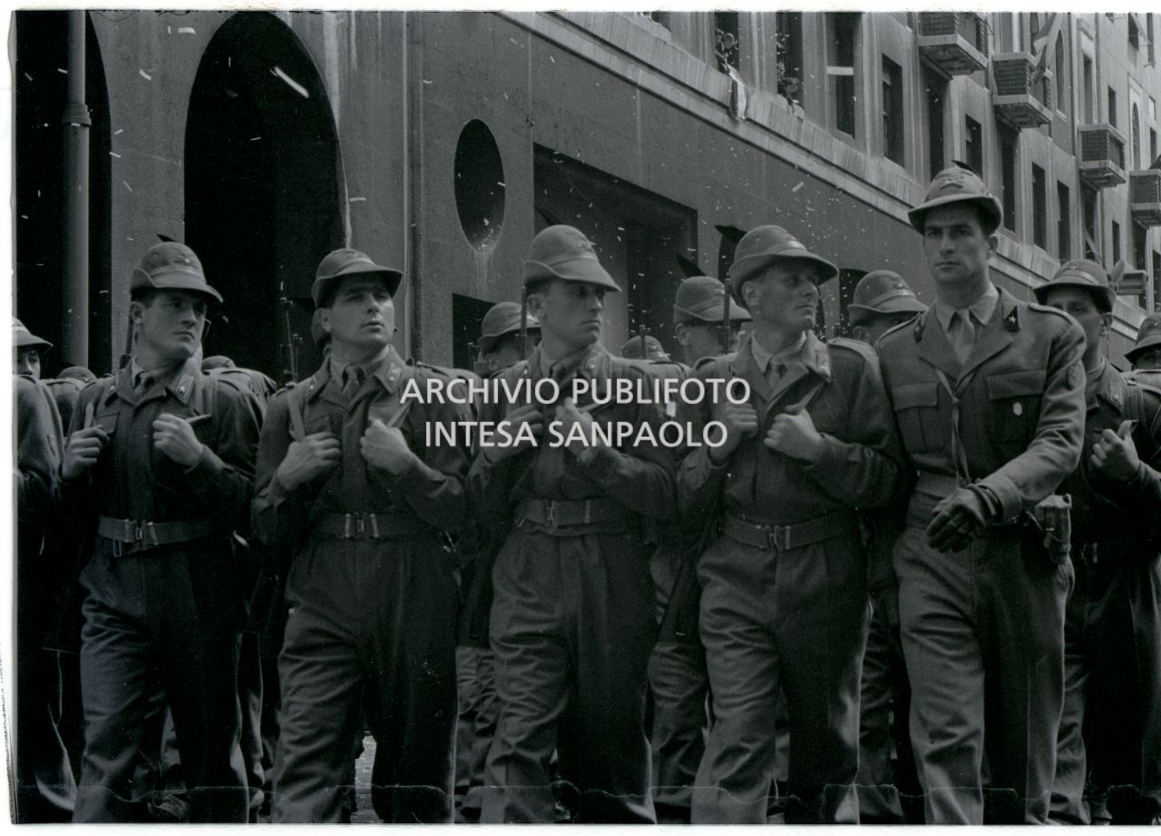 Sfilata alpini in corso Matteotti a Milano sotto una pioggia di coriandoli<br>528534