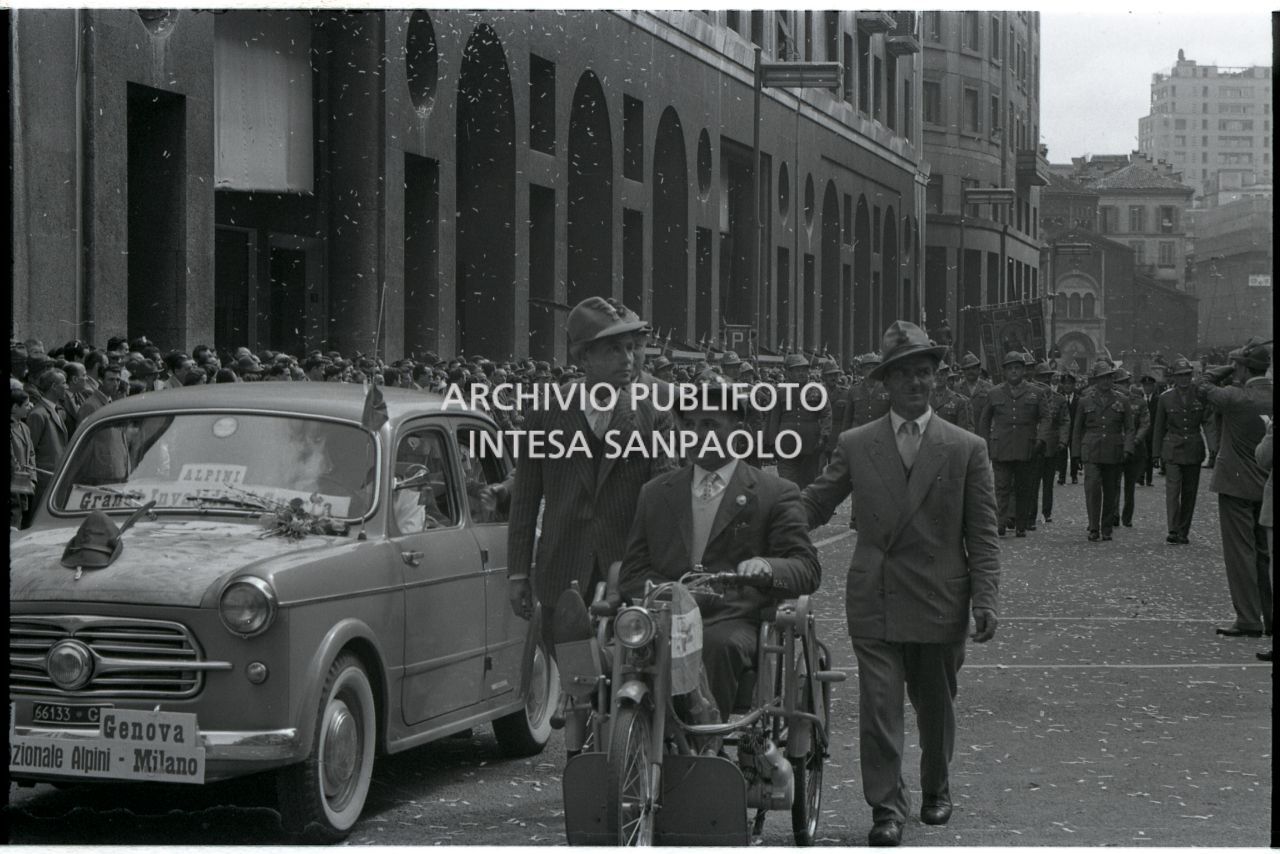 Sfilata alpini in corso Matteotti a Milano anche in automobile e motocicletta<br>528535