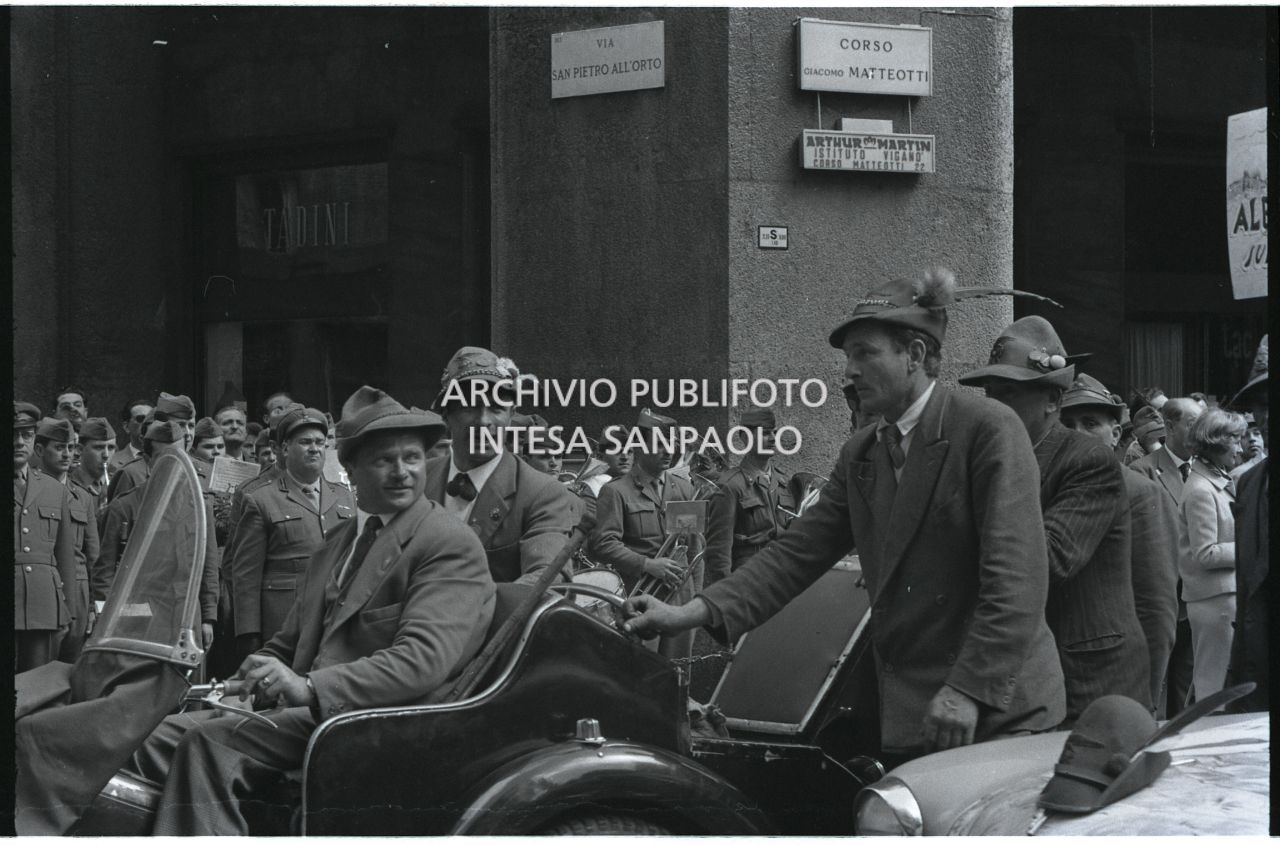 Sfilata alpini in corso Matteotti a Milano anche in automobile e motocicletta<br>528536