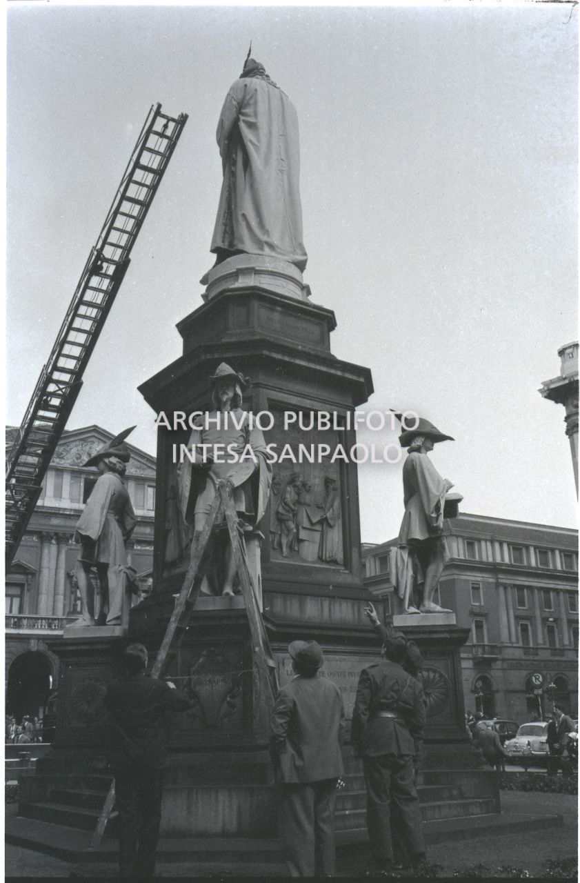 Decorazione del monumento a Leonardo da Vinci, in piazza della Scala a Milano, con i cappelli da alpino<br>528537