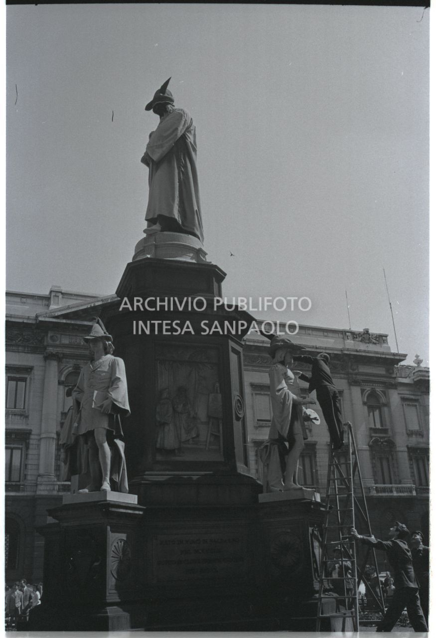 Decorazione del monumento a Leonardo da Vinci, in piazza della Scala a Milano, con i cappelli da alpino<br>528539
